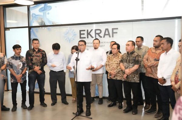 Kementerian Ekonomi Kreatif RI memfasilitasi pertemuan Vidio.com dengan perwakilan pengusaha warung kopi di Aceh guna menyelesaikan sengketa nobar pertandingan sepak bola tanpa izin. Pertemuan berlangsung di kantor Kemen Ekraf Jakarta Kamis (31/7). (Foto: Ist)
