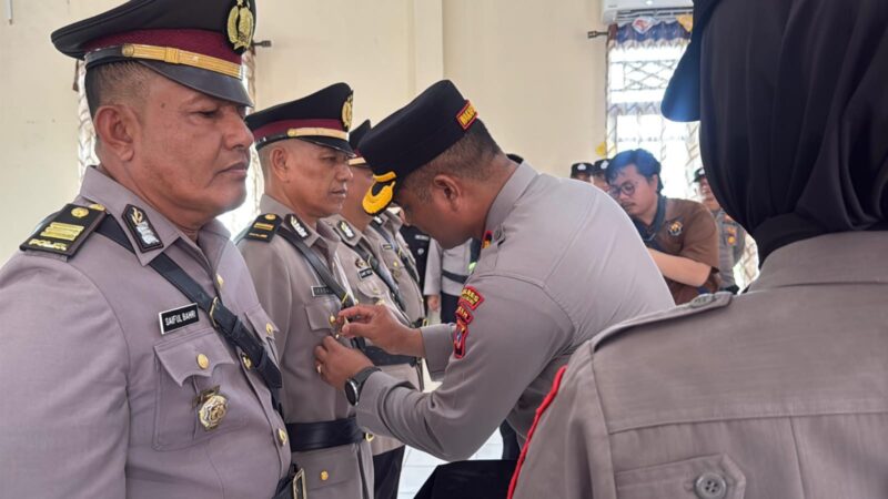 Polres Lhokseumawe melaksanakan upacara serah terima jabatan satu Kasat dan lima Kapolsek, Kamis (31/7)