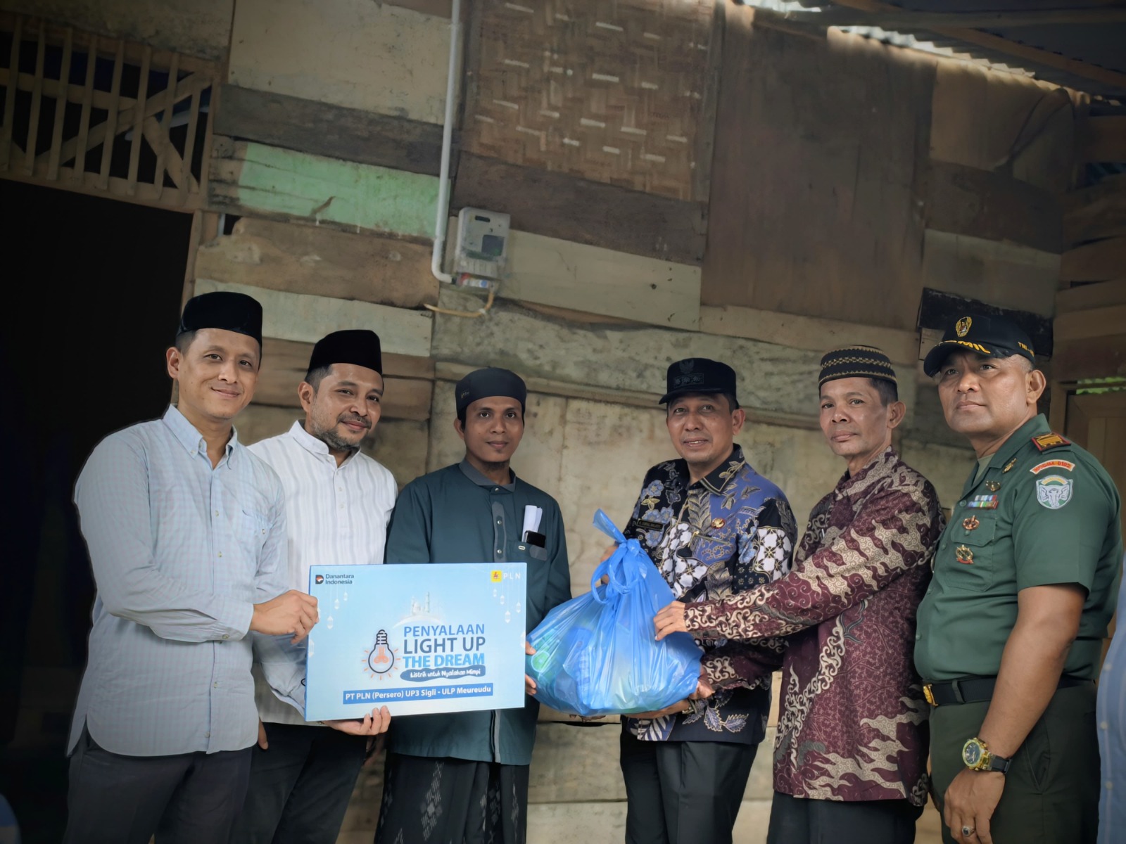 Listrik Gratis Terangi Rumah Guru Ngaji di Pidie Jaya Lewat Program “Light Up The Dream”