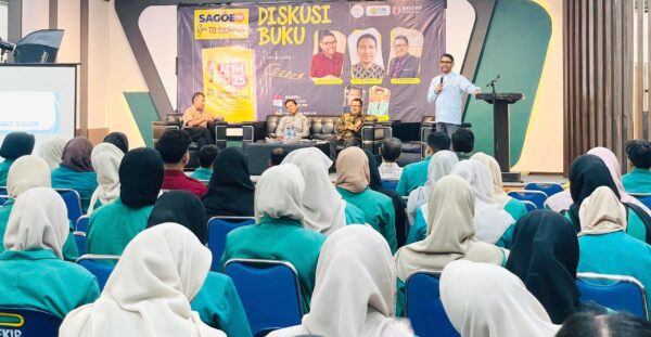 Anggota DPR RI Nasir Djamil saat menyampaikan pandangannya dalam diskusi buku “Aceh 2025: Tantangan Masyarakat Sipil” di FKIP Universitas Syiah Kuala, Banda Aceh, Sabtu (2/8/2025).