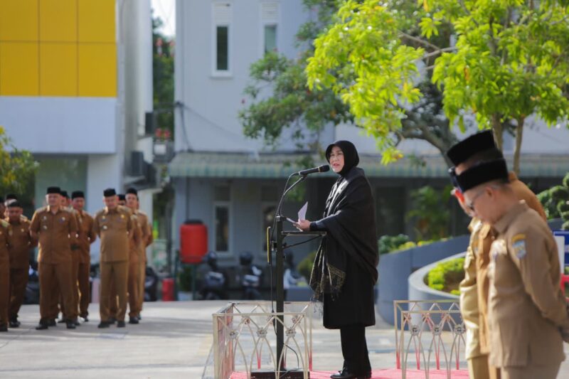 Wali Kota Banda Aceh Illiza Sa’aduddin Djamal memimpin apel gabungan ASN Pemko Banda Aceh awal Agustus 2025 di halaman Balai Kota, Senin (4/8/2025).