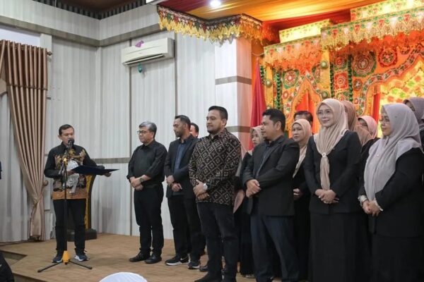 Wagub Aceh Fadhlullah mengukuhkan jajaran Pengurus Aceh Australian Alumni (AAA) untuk periode 2025–2028 pada Rabu malam, 6 Agustus 2025. (Foto: Ist)