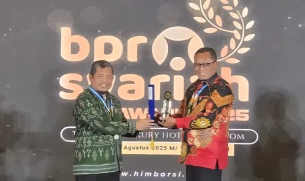 Dirut BPRS Hikmah Wakilah Sugito SE saat menerima penghargaan BPR Syariah Terbaik Peringkat 1 di Indonesia dalam ajang bergengsi BPR Syariah Award 2025, yang berlangsung di Hotel Trans Studio Bandung pada Kamis, 7 Agustus 2025. (Foto: Ist)