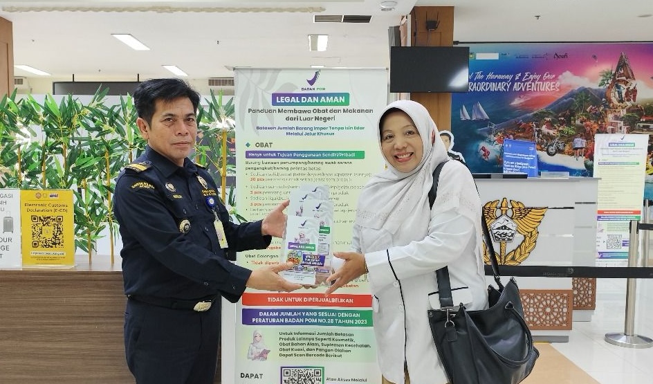Bea Cukai Banda Aceh bersama BBPOM Banda Aceh menggelar edukasi barang bawaan bagi para penumpang internasional di Terminal Kedatangan Bandara SIM Blang Bintang, Aceh Besar. (Foto: Ist)