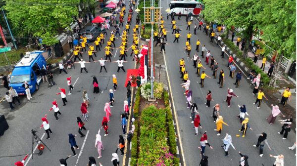 Menyambut HUT ke-80 Kemerdekaan RI tahun 2025, Polresta Banda Aceh menggelar olahraga bersama ratusan warga di lokasi Car Free Day (CFD), Jalan Mohd. Daud Beureu'eh, Ahad (10/8)