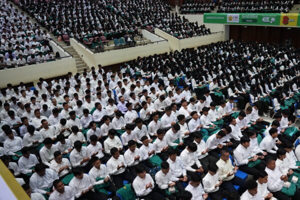 Ribuan mahasiswa USK mengikuti kegiatan Pembinaan Akademik dan Karakter Mahasiswa Baru (PAKARMARU) tahun 2025 di Gedung AAC Dayan Dawood, Senin (11/8). (Foto: Ist)
