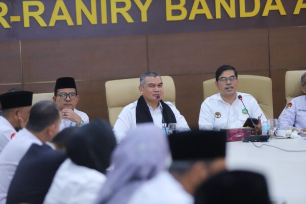 Irjen Kemenag Khairunas memberikan pembinaan kepada ASN di UIN Ar-Raniry Banda Aceh, Senin (11/8), di ruang rapat rektorat kampus tersebut. (Foto: Ist)