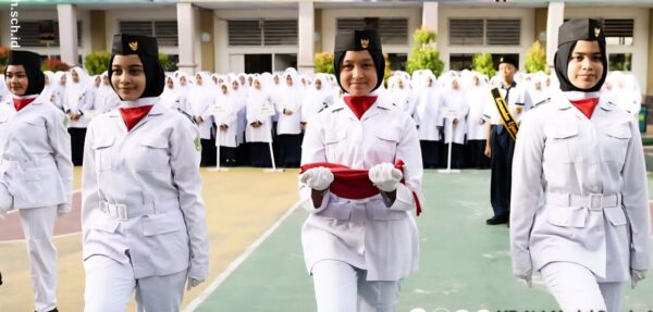 Suasana upacara Senin (11/8/2025) di lapangan MTsN 1 Model Banda Aceh. (Foto: Ist)