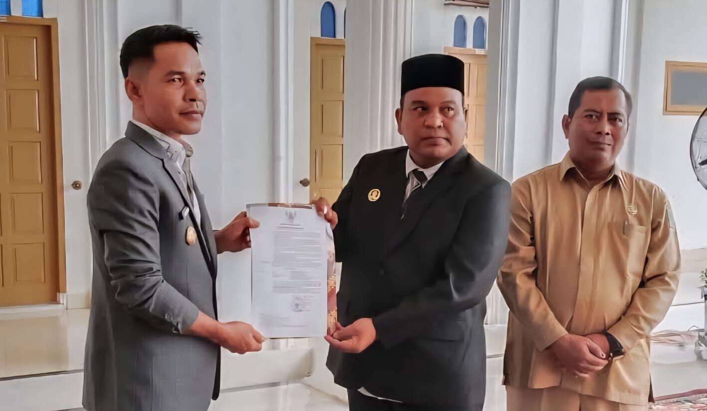 Wakil Bupati Aceh Jaya, Muslem D menyerahkan SK Plt Sekda Aceh Jaya kepada Juanda di Pendopo Bupati, Calang, Selasa (12/8). (Foto: Ist)