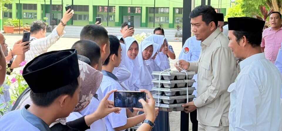 Anggota Komisi XII DPR RI dari Fraksi Partai Gerindra, Rocky Candra, meninjau langsung pelaksanaan Program Makan Bergizi Gratis (MBG) di MAN 2 Kota Jambi.