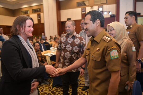 Wagub Aceh Fadhlullah membuka forum diskusi bertajuk “Mengembangkan dan Melindungi Ekonomi Kelapa Sawit: Perbaikan Tata Kelola dan Rantai Pasok” di Hotel Hermes Palace Banda Aceh, Selasa (12/8)