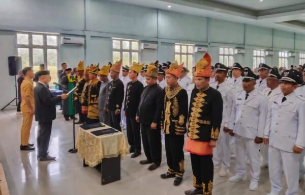 Bupati Aceh Jaya, Safwandi melantik 9 imum mukim dan 53 keuchik terpilih hasil Pilchiksung serentak Kabupaten Aceh Jaya, Selasa (12/8). (Foto: Ist)