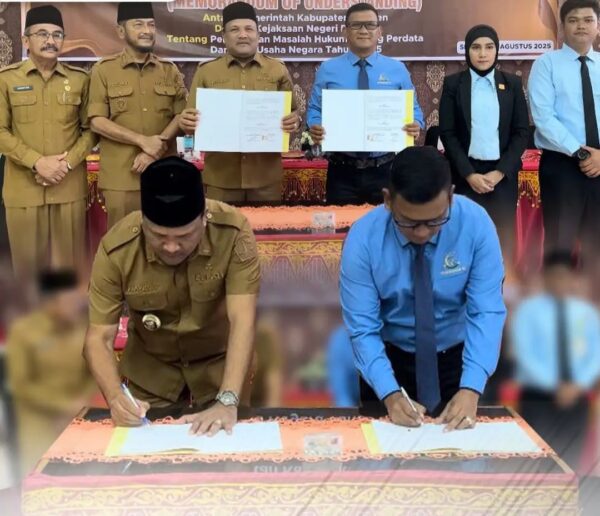 Kajari Bireuen Munawal Hadi bersama Bupati Bireuen Mukhlis menandatangani MoU kerja sama penanganan masalah hukum perdata dan tata usaha negara, Selasa (12/8) di Oproom Kantor Bupati Bireuen. (Foto: Ist)