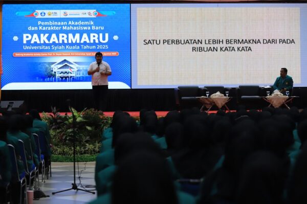 Ribuan mahasiswa baru Universitas Syiah Kuala mengikuti pembekalan materi pencegahan radikalisme dan terorisme, dalam rangkaian kegiatan PAKARMARU di Gedung AAC Dayan Dawood, Selasa, 12 Agustus 2025. (Foto: Ist)
