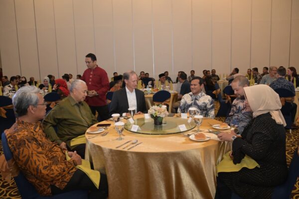 Duta Besar Belanda untuk Indonesia, Marc Gerritsen, menghadiri pertemuan Koalisi Kemitraan Kelapa Sawit Berkelanjutan Aceh yang digelar Yayasan Inisiatif Dagang Hijau di Hotel Hermes Palace Banda Aceh, Selasa malam (12/8). (Foto: Ist)