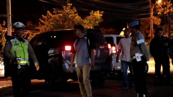 Personel Polresta Banda Aceh melakukan razia di Jalan Laksamana Malahayati Gampong Baet Kecamatan Baitussalam Aceh Besar, Selasa (12/8) dini hari.