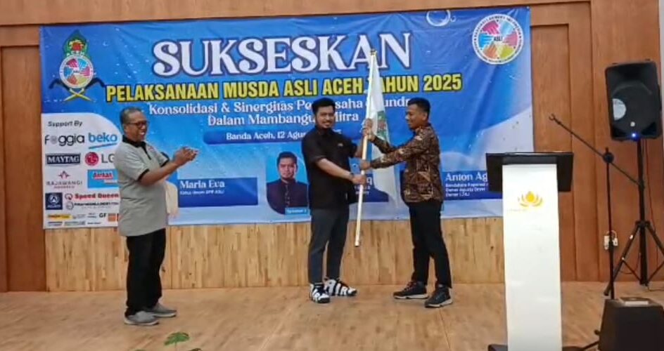 Ketua DPD ASLI Aceh terpilih, Muhammad Nasir, S.Ked. (kanan) saat menerima ucapan selamat dari Sekjen DPP ASLI, Khaidir Khaliq (kiri), usai Musda di Hotel Grand Mahoni, Banda Aceh, Selasa (12/8/2025)