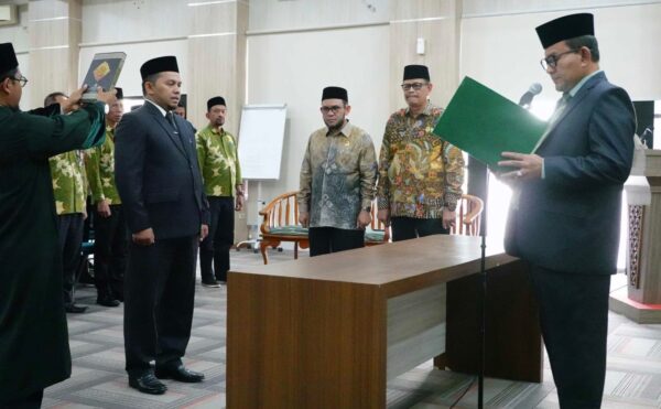 Kakanwil Kemenag Aceh Azhari melantik Munawar SE MSi sebagai Kakankemenag Kota Subulussalam, Rabu (13/8) di aula Kanwil Kemenag Aceh. (Foto: Ist)