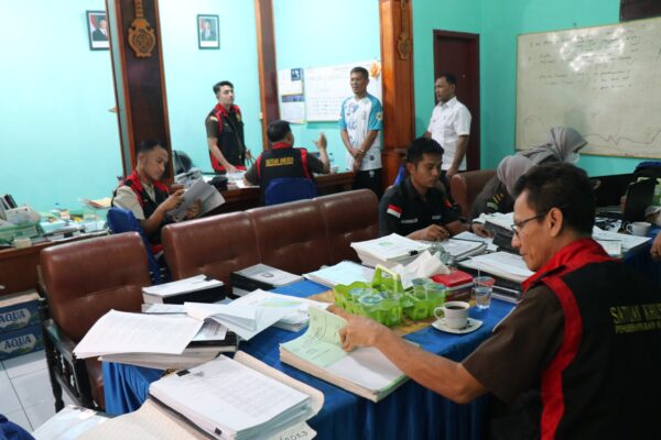Tim Penyidik Kejari Sabang menggeledah Kantor Keuchik Gampong Cot Ba’u, Kecamatan Sukajaya, pada Rabu (13/8). (Foto: Ist)
