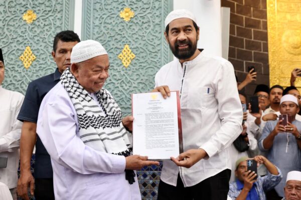 Gubernur Aceh Muzakir Manaf (Mualem) mengukuhkan Tgk H Muhammad Ali (Abu Paya Pasi) sebagai Imam Besar Masjid Raya Baiturrahman Banda Aceh, Rabu (13/8). (Foto: Ist)