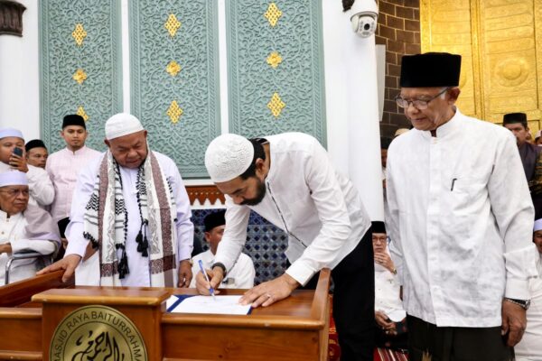 Prosesi serah terima Imam Besar Masjid Raya Baiturrahman dari Prof Azman Ismail kepada Abu Paya Pasi, Rabu (13/8). (Foto:Ist)