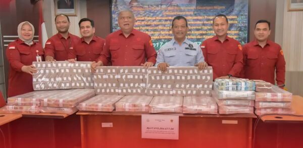 Kejati Aceh memamerkan tumpukan uang tunai Rp17 miliar sitaan dari kasus dugaan korupsi Program Peremajaan Sawit Rakyat (PSR) di Kabupaten Aceh Jaya. (Foto: Ist)