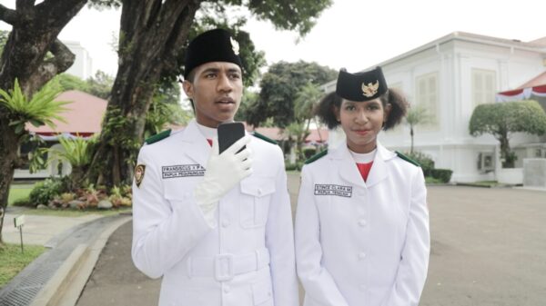 Dua anggota Paskibraka asal Papua, Franciscus Sakfiris Pahabolisage (kiri) dan Stincek Laramiapa (kanan), saat diwawancarai di Jakarta, Kamis (14/8)