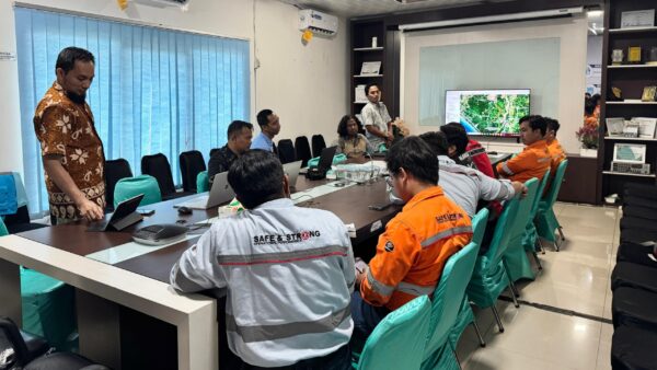 PLN UID Aceh melalui UP3 Meulaboh menggelar pertemuan dengan PT Antareja Mahada Makmur (PT AMM), perusahaan kontraktor di sektor batubara, untuk membahas pembangunan Charging Station di area tambang PT MIFA. (Foto: Ist)