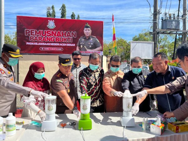 Kejari Aceh Besar memusnahkan barang bukti dan barang rampasan puluhan kasus pidana yang telah berkekuatan hukum tetap di halaman Kantor Kejari setempat, Kamis (14/8). (Foto: Ist)