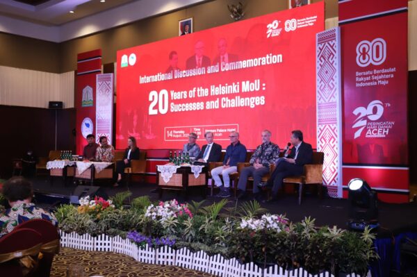 Rektor USK Prof Dr Ir Marwan menjadi speaker pada International Discussion and Commemoration “20 Years of Helsinki MoU: Successes and Challenges” di Hermes Palace Hotel Banda Aceh, Kamis (14/8).