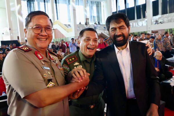 Kapolda Aceh Irjen Pol Achmad Kartiko bersama Gubernur Aceh Muzakir Manaf dan Pangdam Iskandar Muda Mayjen TNI Niko Fahrizal saat menghadiri peringatan dua dekade Perdamaian Aceh di Gedung Balai Meuseuraya Aceh (BMA), Jum'at, 15 Agustus 2025. (Foto: Ist)