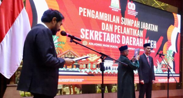 Gubernur Aceh Muzakir Manaf rmelantik M Nasir Syamaun sebagai Sekda Aceh, di Anjong Mon Mata komplek Meuligoe Gubernur Aceh, Jum'at sore (15/8). (Foto: For Infoaceh.net)