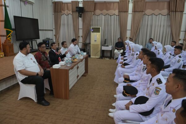 Wagub Aceh Fadhlullah didampingi sejumlah kepala SKPA memberikan arahan kepada Purna Praja IPDN angkatan XXXII di aula rumah dinas Wagub, Banda Aceh (15/8). (Foto: Ist)