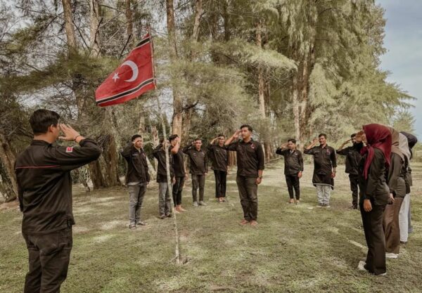 Organisasi Muda Seudang Aceh Barat menggelar upacara pengibaran bendera bintang bulan, Jum'at (15/8/2025) dalam rangka memperingati 20 tahun perjanjian damai Aceh. (Foto: Ist)