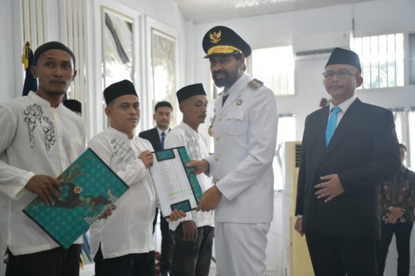Gubernur Aceh Muzakir Manaf menyerahkan remisi umum dan remisi dasawarsa bagi narapidana di Lapas Kelas II A Banda Aceh, Ahad (17/8). (Foto: Ist)