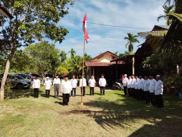 Upacara peringatan HUT ke-80 Kemerdekaan RI oleh Anggota Forum Mantan Camat Aceh Besar dan Anggota Balai Pengajian Arba'in Lamsayun, Ingin Jaya, Aceh Besar, Ahad (17/8). (Foto: Ist)