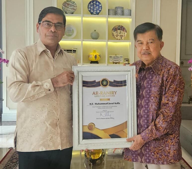 Rektor UIN Ar-Raniry Prof Mujiburrahman menyerahkan Ar-Raniry Award kepada Wakil Presiden ke-10 dan 12 RI, Jusuf Kalla di Jakarta, Senin (18/8).