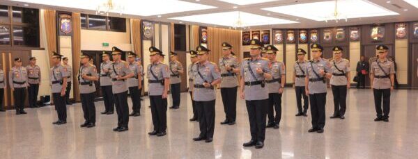 Kapolri Jenderal Pol Listyo Sigit Prabowo melantik sejumlah pejabat utama (PJU) Mabes Polri dan jajaran Kapolda di Rupatama Mabes Polri, Jakarta Selatan, Selasa (19/8). (Foto: Ist)