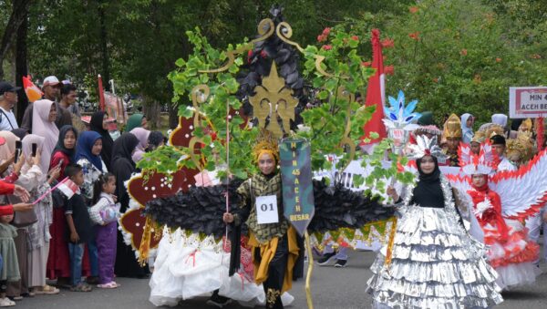 Peserta Pawai Karnaval Budaya yang digelar Disdikbud Aceh Besar di Kota Jantho, Selasa (19/8). (Foto: Ist)