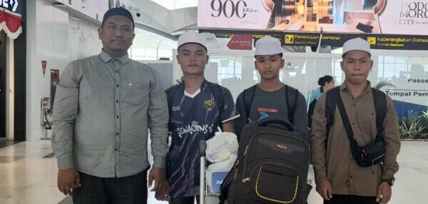 Sekretaris FDP Dr Abizal M Yati melepas keberangkatan tiga anak asuh FDP melanjutkan pendidikan ke Madrasah Mustafawiyah, Kedah, Malaysia melalui Bandara Internasional Kualanamu, Sumatera Utara, Jum'at (22/8). (Foto: Ist)