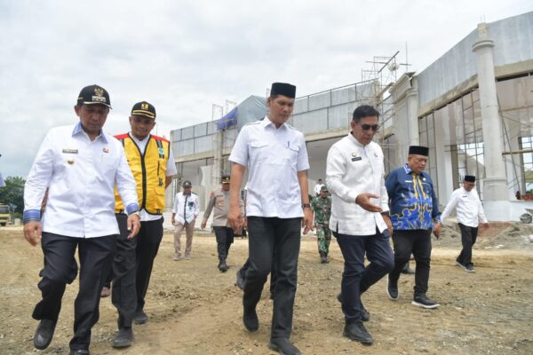 Sekda Aceh M Nasir Syamaun bersama Bupati Pidie Jaya dan didampingi Asisten III, Kadis Syariat Islam, Kepala BPKA meninjau arena utama, penginapan kafilah, penginapan dewan juri MTQ ke-35 Provinsi Aceh di Meureudu, Pidie Jaya, Jum'at (22/8). (Foto: Ist)