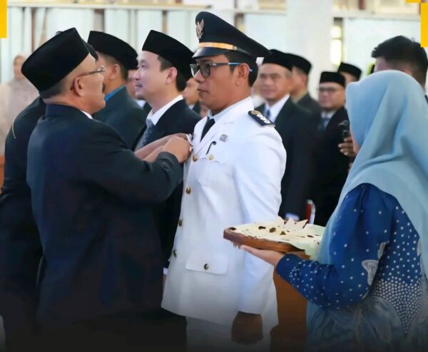 Bupati Pidie Sarjani Abdullah melantik 72 pejabat eselon II-III di lingkungan Pemkab Pidie, Jum'at (22/8), di ruang Oprom Setdakab Pidie. (Foto: Ist)