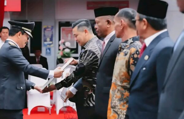 Wakil Bupati Pidie Al Zaizi menerima penghargaan Indeks Reformasi Hukum (IRH) Tahun 2025, Jum'at (22/8). (Foto: Ist)