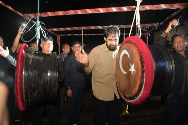 Gubernur Aceh Muzakir Manaf memukul rapai pasee saat membuka Aceh Perkusi 2025 di Monumen Samudera Pasai, Aceh Utara, Jum'at malam (22/8). (Foto: Ist)