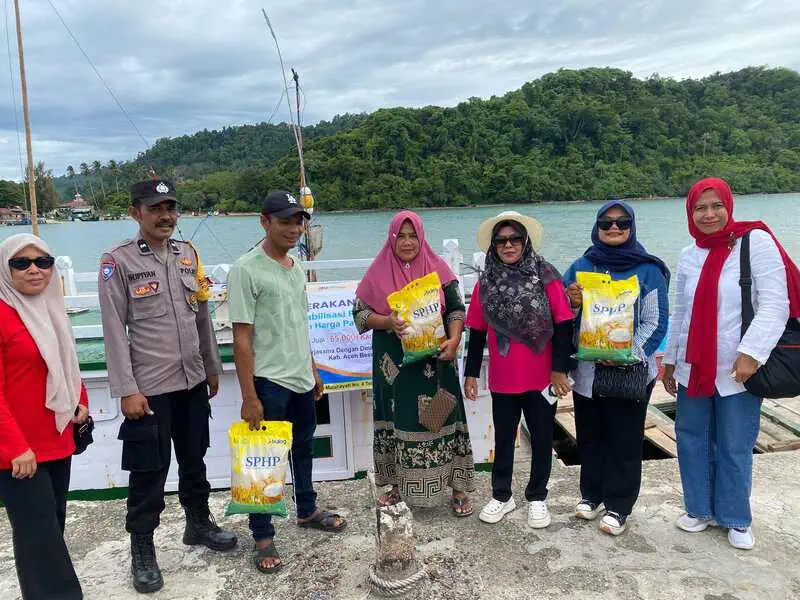 Forkopimcam Pulo Aceh menyerahkan beras SPHP secara simbolis kepada masyarakat pada program GPM Dinas Pangan Aceh Besar di Kemukiman Pulo Breuh, Kecamatan Pulo Aceh, Jum'at (22/8). (Foto: Ist)