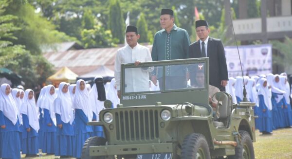 Wagub Aceh Fadhlullah menjadi inspektur apel tahunan Pesantren Modern Teungku Chiek Oemar Diyan dalam rangka pekan perkenalan kepesantrenan, di lapangan pesantren, Indrapuri, Aceh Besar, Ahad (24/8). (Foto: Ist)