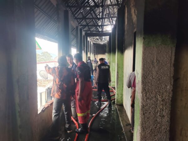 Kebakaran melanda Pesantren Madinatuddiniyah Babussalam di Desa Puja Mulia, Kecamatan Bandar, Bener Meriah, Sabtu sore (23/8). Dua bilik santri di lantai dua ludes dilalap api. (Foto: Ist)