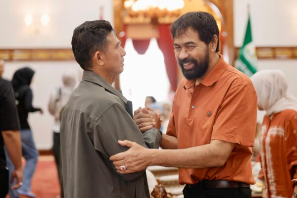 Kapolda Aceh Brigjen Pol Marzuki Ali Basyah melakukan silaturahmi dengan Gubernur Aceh Muzakir Manaf atau Mualem, di Meuligoe Gubernur Aceh, Ahad (24/8). (Foto: Ist)
