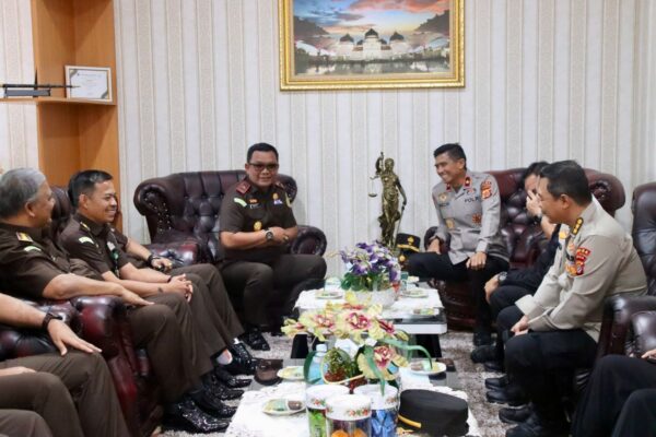 Kapolda Aceh Brigjen Pol Marzuki Ali Basyah melakukan audiensi dengan Kajati Aceh Yudi Triadi SH MH, di Kejati Aceh, Senin, 25 Agustus 2025. (Foto: Ist)