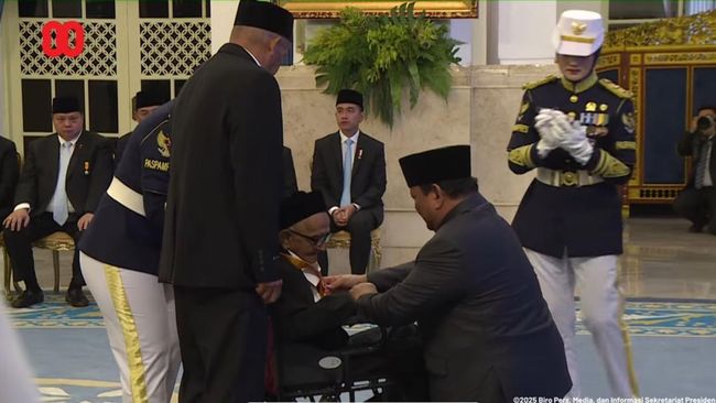 Presiden Prabowo Subianto memberikan tanda kehormatan Bintang Jasa Utama ke Teungku Nyak Sandang bin Lamudin. (Foto: YouTube Setpres)